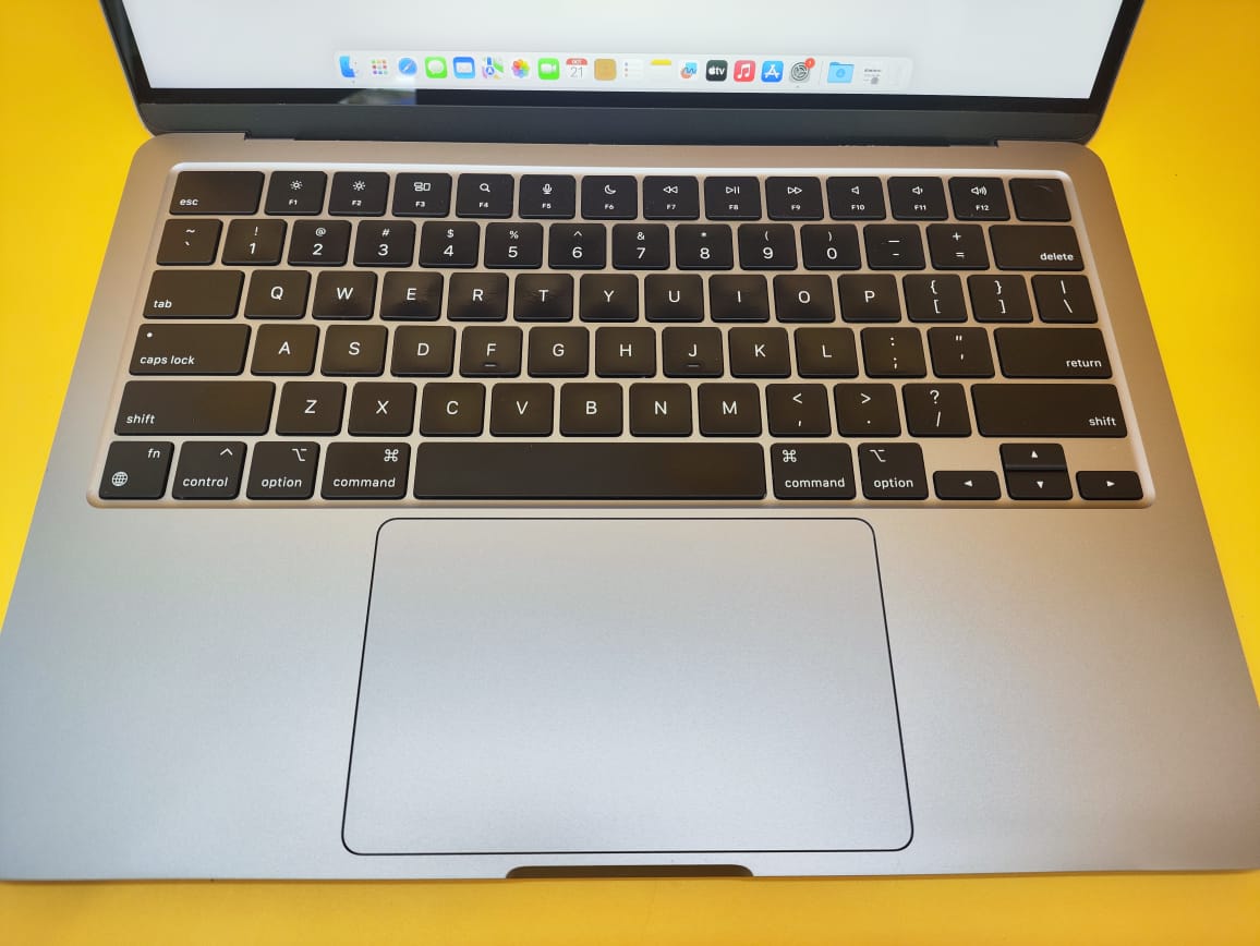 MACBOOK AIR 13 YEAR 2022 M2 CHIP 8GB RAM 256GB SSD 13.3INCH DISPLAY  WARRANTY TILL AUG-2025